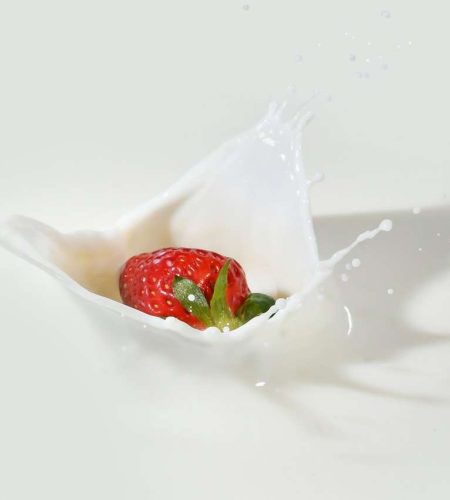 strawberry-drop-on-milk-2064359-2